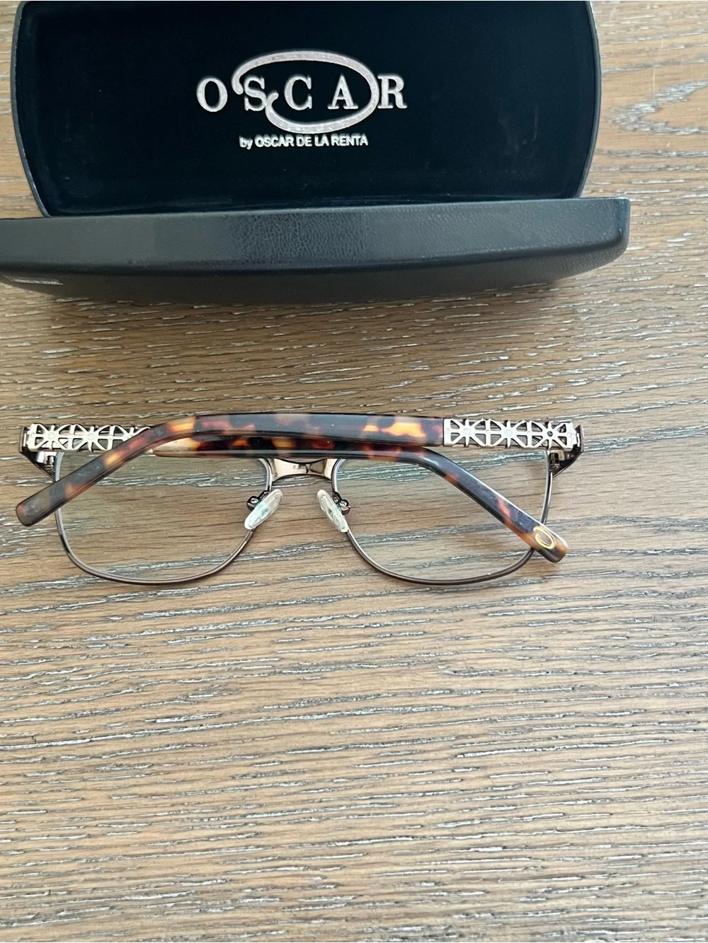 Oscar de la Renta item pictured